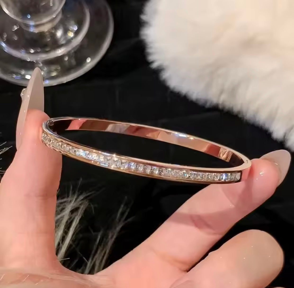 Elya Classic Love Bangle