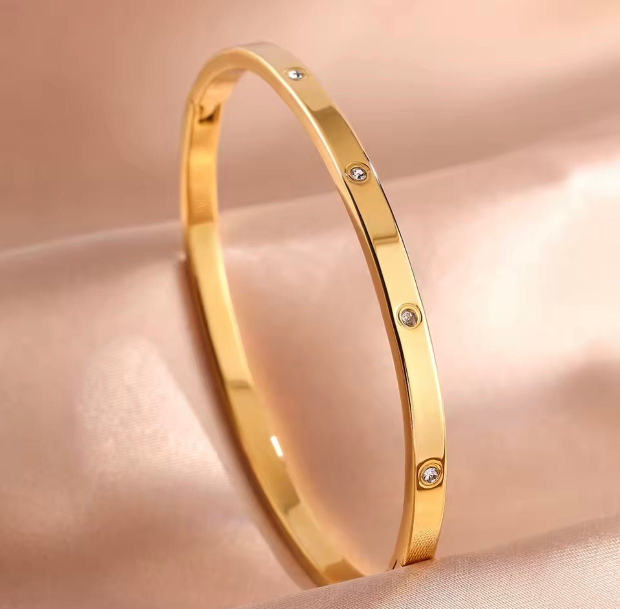 Her Light – Minimal Gold Bracelet(Valentine Best Sellers 💝)